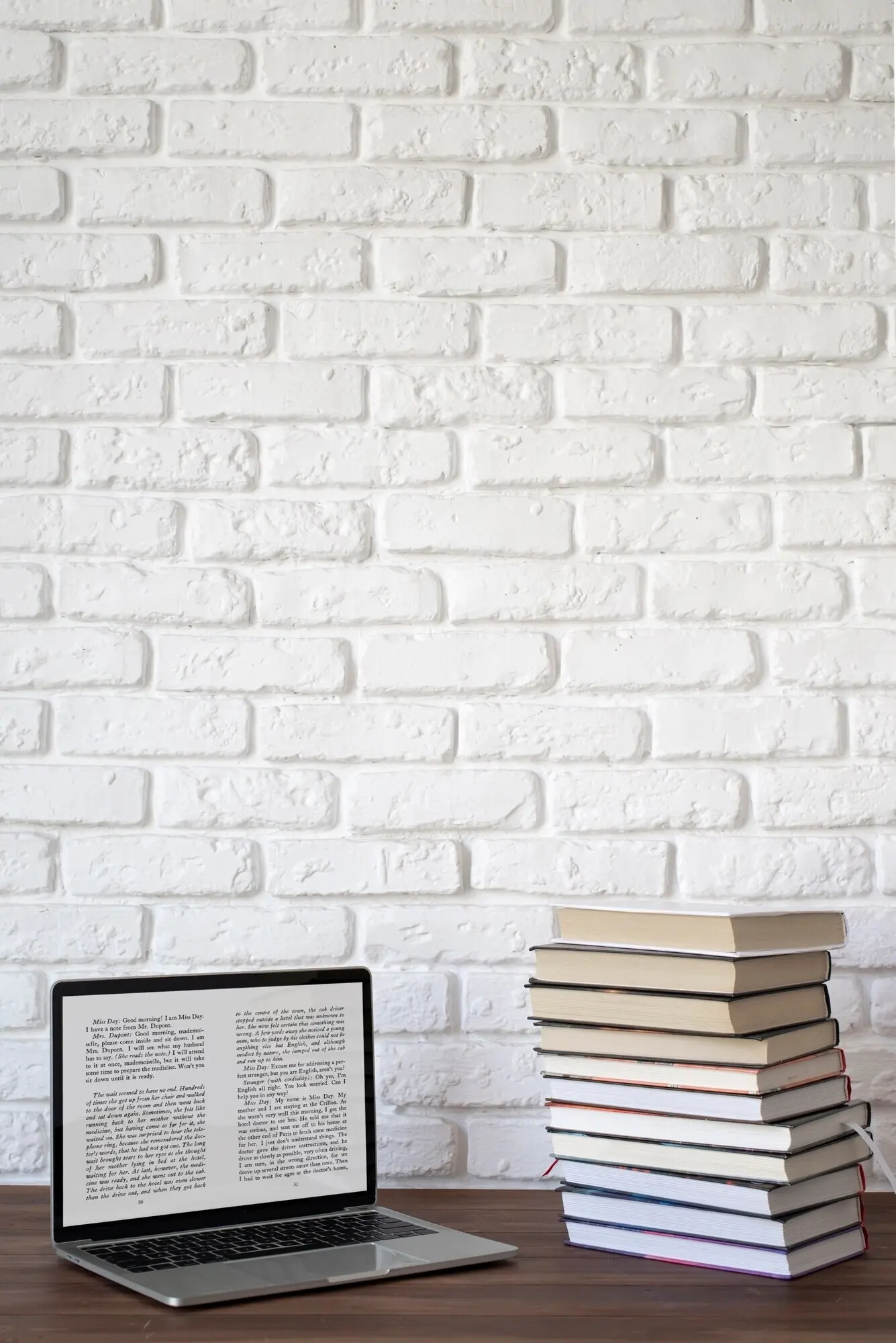 Anordnung von Laptop und Büchern auf einem Tisch