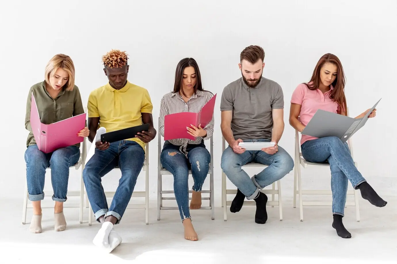 Vorderansicht einer auf Stühlen sitzenden Freundesgruppe.