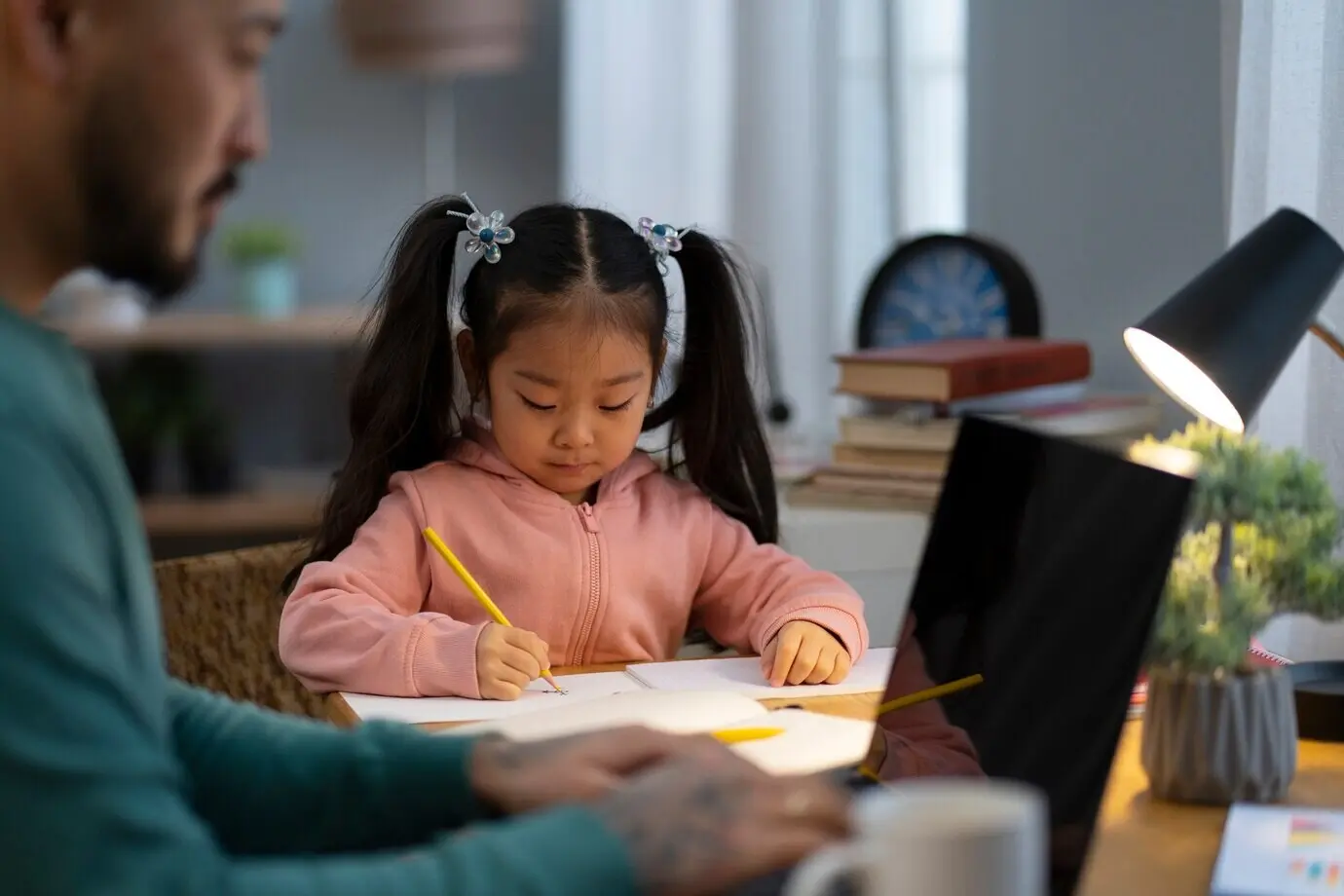Seitenansicht eines Mannes, der von zu Hause aus arbeitet.