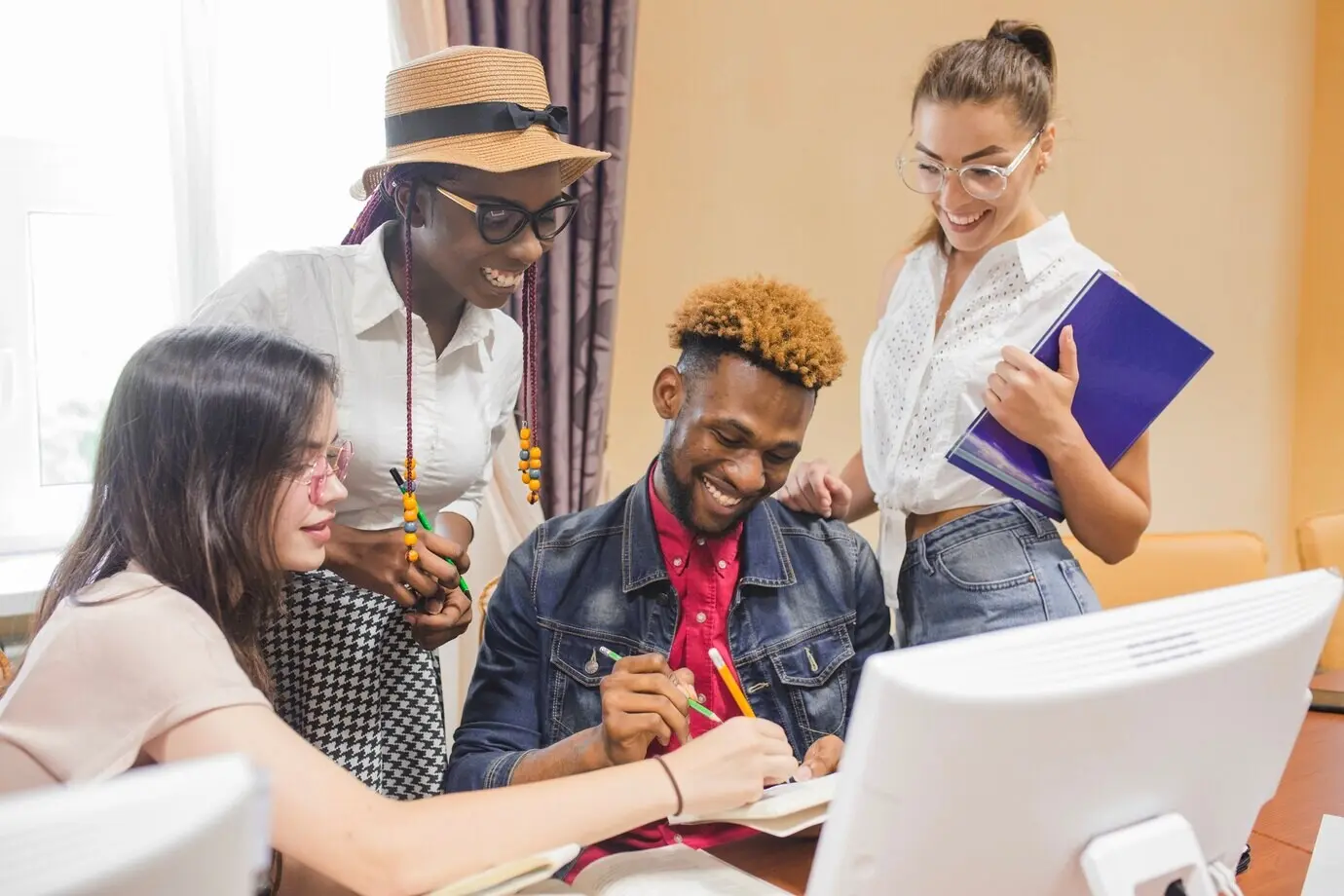 Jugendliche arbeiten fröhlich zusammen.